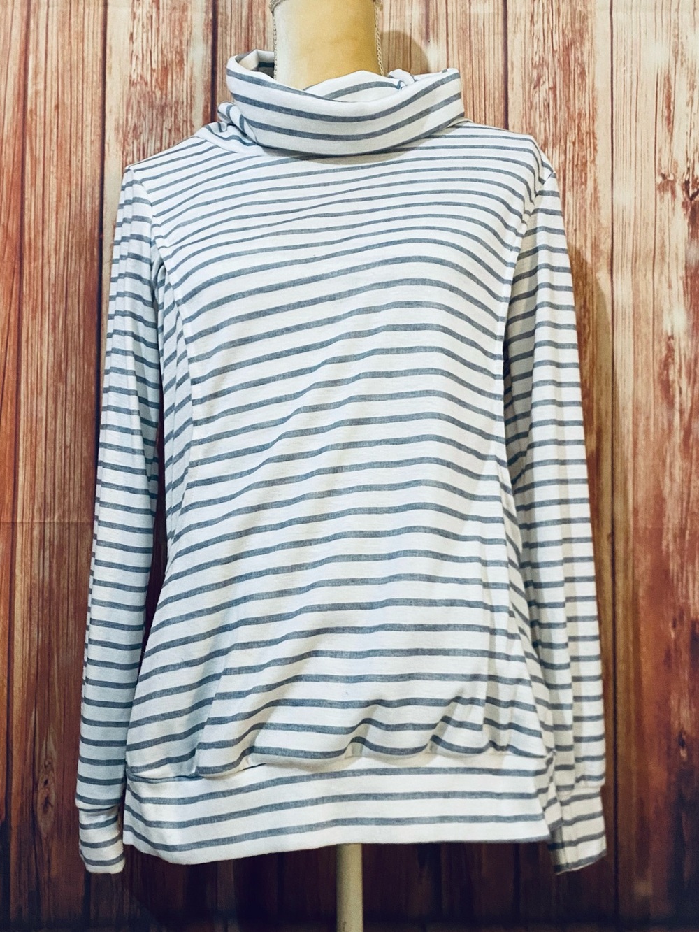Women‘s Small Sweater Quinee Striped Grey White Large Kangaroo Pocket Turtleneck